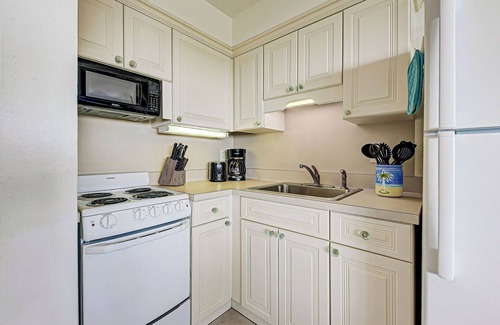 Golden Beach Condo | Oceanfront Getaway - 1 Bedroom Unit with Pool Access
