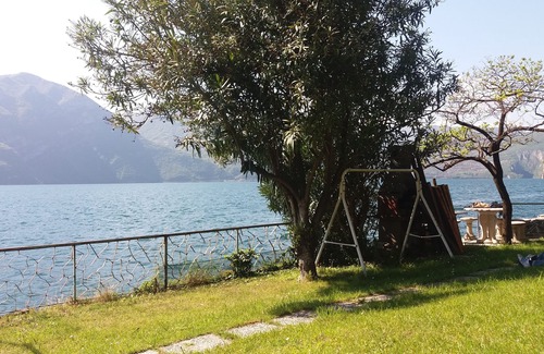 Marone Apartment | Directly on the lake shore: "La Casina a Remi"