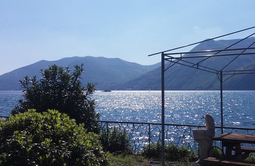Marone Apartment | Directly on the lake shore: "La Casina a Remi"