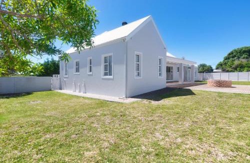 Struisbaai Apartment | Experience Disa Lekka Plek: 4-Star Ocean View Retreat