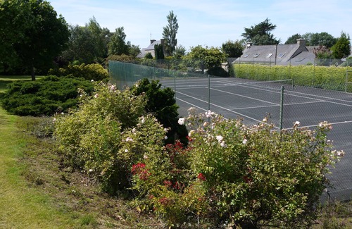 Plounevez-Lochrist House | Guest Rated 10/10: Modern House Near Sea and Countryside