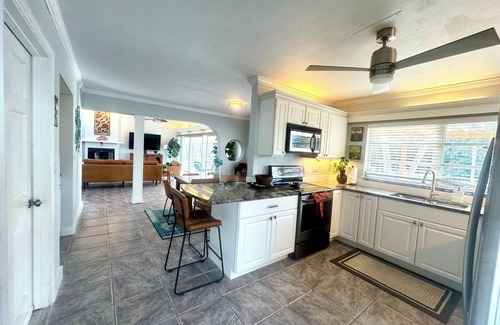 Siesta Key House | Beachside Retreat with Private Pool, Hot Tub & Kayaks