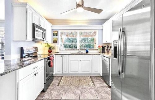 Siesta Key House | Beachside Retreat with Private Pool, Hot Tub & Kayaks