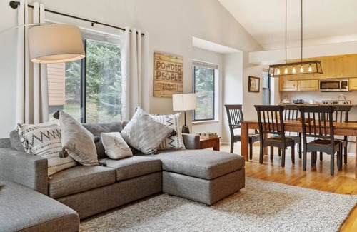 Peak 8 House | Fall Getaway: Hot Tub, Shuttle & Sleeps 9! Rated 10/10