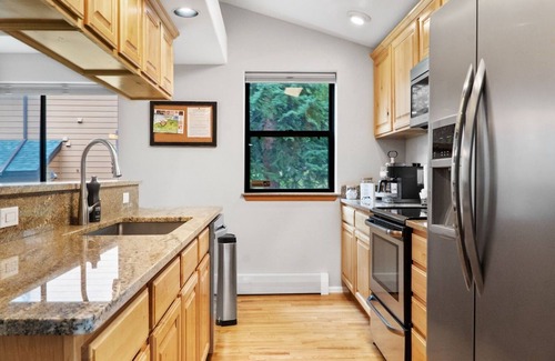 Peak 8 House | Fall Getaway: Hot Tub, Shuttle & Sleeps 9! Rated 10/10