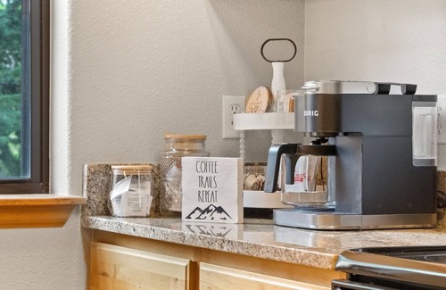 Peak 8 House | Fall Getaway: Hot Tub, Shuttle & Sleeps 9! Rated 10/10