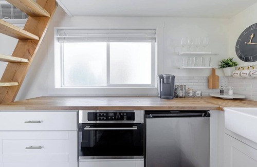 Camas Apartment | Discover an authentic mini getaway in this charming, upbeat space