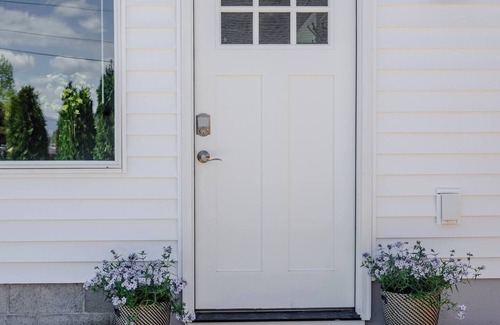 Camas Apartment | Discover an authentic mini getaway in this charming, upbeat space