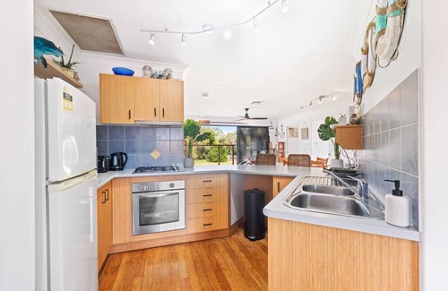 Point Vernon House | Experience Coastal Living at Point Vernon with Family Amenities
