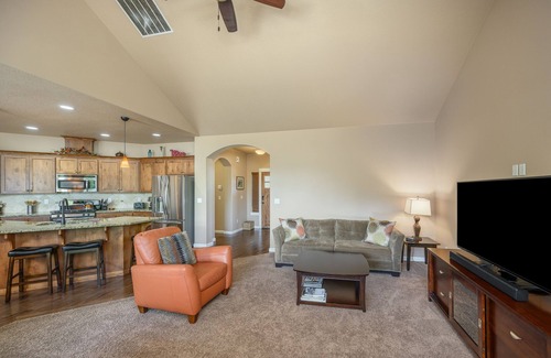 Dundee House | Inviting Valley Views Home Near Wine Tasting & Dining