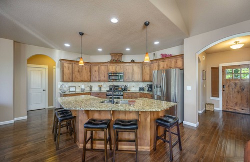 Dundee House | Inviting Valley Views Home Near Wine Tasting & Dining