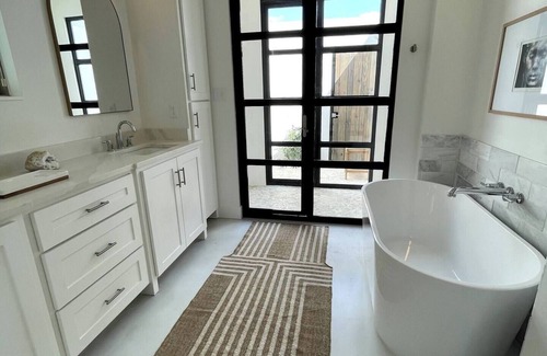 Arp House | Experience Elegance with Unique Amenities at This Getaway