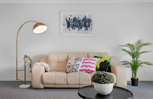 Mount Annan House | Explore Mount Annan: 6-BR House with Family-Friendly Perks
