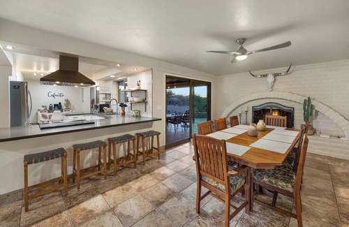 Ranchos De La Canada House | Relax at Casa Adobe: Hot Tub, Fire Pit & Golf Retreat