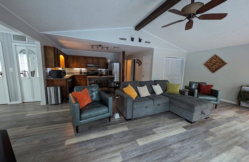 Grapevine House | Experience Serenity at Road's End Retreat - A Guest Rated Gem