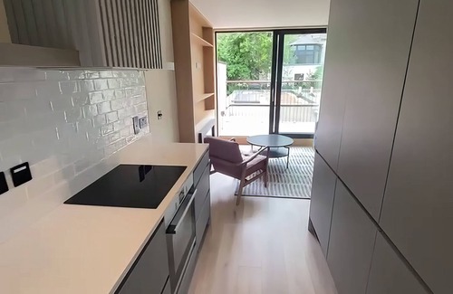 Grand Canal Dock Apartment | Discover the Charm of Dublin with this Lovely 2-bedroom apartment.
