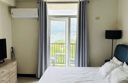 Lapu-Lapu Condo | Unwind by the Sea: Family-Friendly Accommodations Await