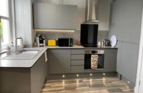 Kinghorn Apartment | Ultimate Retreat with Hot Tub, Steps from the Beach