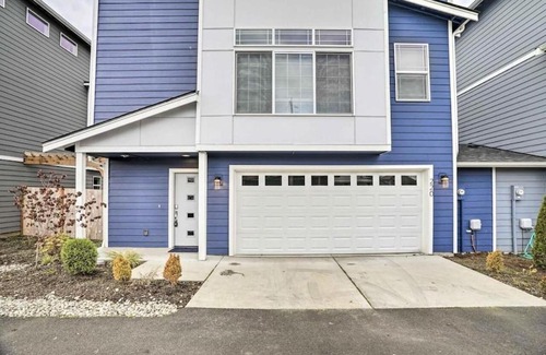 Monroe Villa | Explore Monroe WA: Modern Retreat with Private Yard & Views