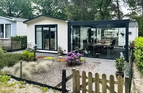 IJhorst House | Family-Friendly Vacation Home with Spa and Breakfast Amenities