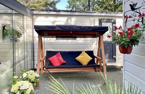 IJhorst House | Family-Friendly Vacation Home with Spa and Breakfast Amenities