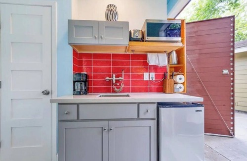 Windsor Park House | Cozy Studio with Patio & Kitchenette - Guest Rated 10/10