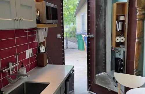 Windsor Park House | Cozy Studio with Patio & Kitchenette - Guest Rated 10/10