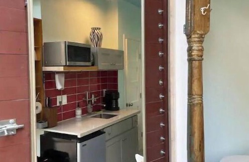 Windsor Park House | Cozy Studio with Patio & Kitchenette - Guest Rated 10/10