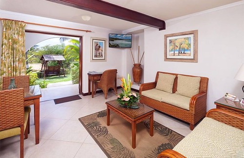 Maynards Hotel | Relaxing Units by Cove Bay - Ideal for Family Getaways!