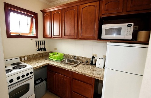 Maynards Hotel | Relaxing Units by Cove Bay - Ideal for Family Getaways!