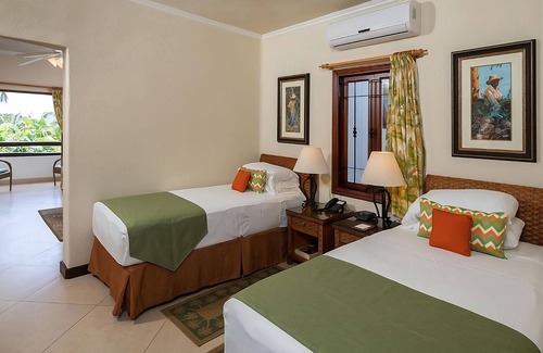 Maynards Hotel | Relaxing Units by Cove Bay - Ideal for Family Getaways!