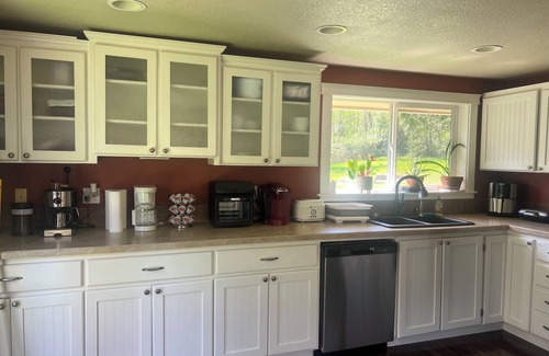 Carrolls House | Tranquil Cottage Retreat with Lake View and Spa Amenities