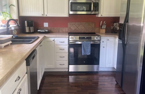 Carrolls House | Tranquil Cottage Retreat with Lake View and Spa Amenities