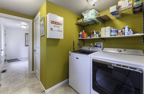 Carrolls House | Tranquil Cottage Retreat with Lake View and Spa Amenities