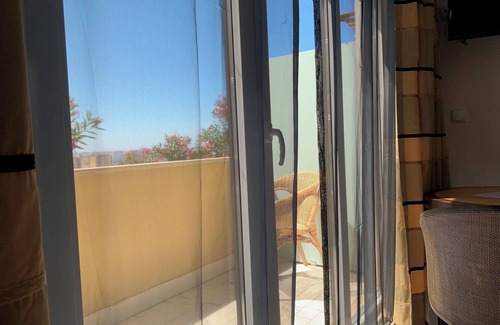 Carnaxide Apartment | Inviting Discovery Apartment in Carnaxide with Spa & Breakfast