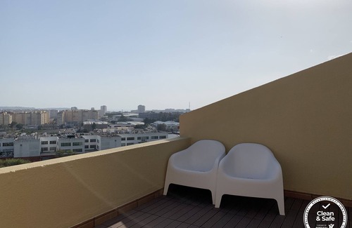 Carnaxide Apartment | Inviting Discovery Apartment in Carnaxide with Spa & Breakfast