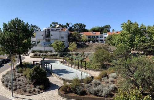 Carnaxide Apartment | Inviting Discovery Apartment in Carnaxide with Spa & Breakfast