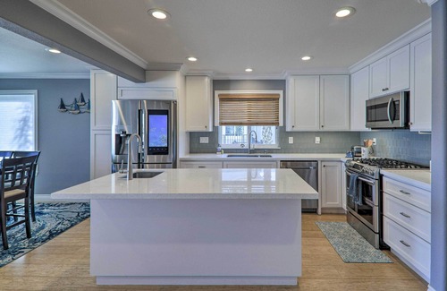 Discovery Bay House | Relaxing Discovery Bay Retreat with Balcony & Boat Dock