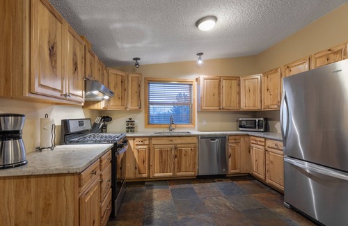 Stanley Hills Cabin | Oceanfront Discovery Lodge with Pool and Spa Experience