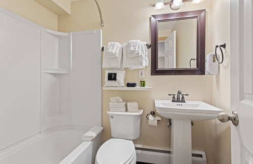 Stanley Hills Cabin | Oceanfront Discovery Lodge with Pool and Spa Experience