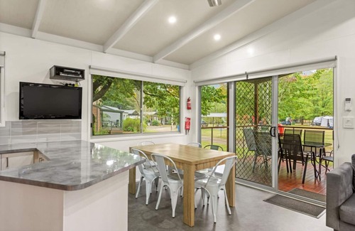 Freeburgh Cabin | Guest Rated: 9.4 - Discovery Parks in Bright with Pool