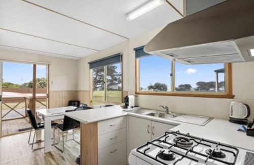 East Devonport Cabin | Oceanfront Discovery Parks - Devonport: Guest Rated 9/10