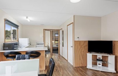 East Devonport Cabin | Oceanfront Discovery Parks - Devonport: Guest Rated 9/10