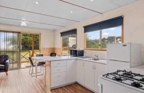 East Devonport Cabin | Oceanfront Discovery Parks - Devonport: Guest Rated 9/10