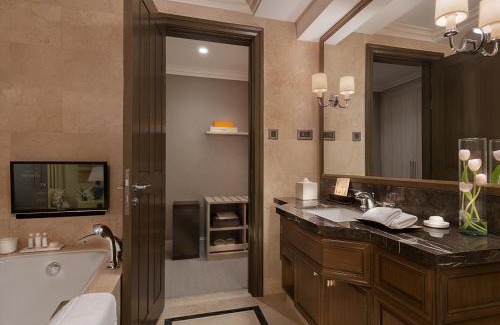 Urdaneta Apartment | Luxury Oceanfront Retreat at Discovery Primea - Guest Rated 9/10