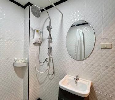 Thanon Phaya Thai Apartment | Family-Friendly DiscoveryHome Near Pratunam Market