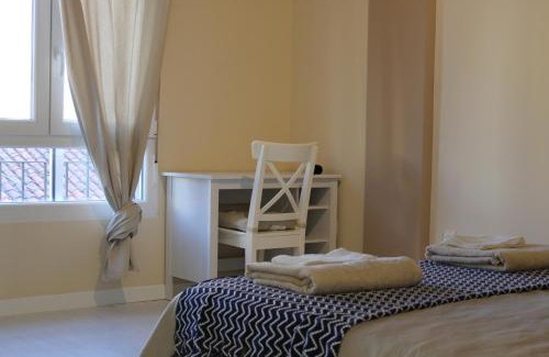 Leon Apartment | Explore León on Foot: Child-Friendly Stay with Top Reviews