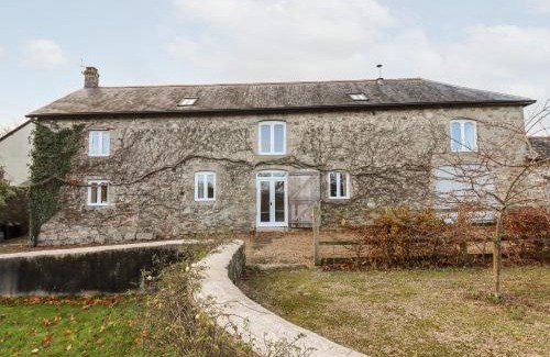 South Tawton House | Explore Dishcombe Cottage: Perfect for Families and Pets