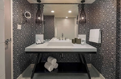 Dupont Circle Hotel | Experience Your Dream Getaway: Modern Units with Pool