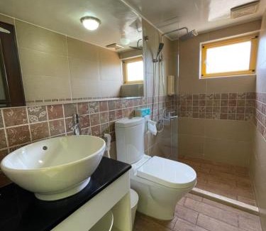 Xiaoliuqiu House | Oceanfront Divewhale Homestay with Kid-Friendly Amenities